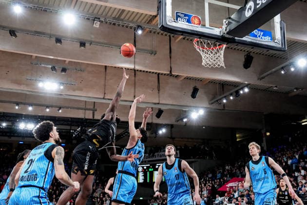 Germany easyCredit BBL, Main Round 2025 26, 19 Matchday Veolia Towers Hamburg vs Basketball Löwen Braunschweig Inselpark Arena Hamburg Jan Niklas Wimberg Veolia Towers Hamburg, 17 , Zsombor Maronka Veolia Towers Hamburg, 5 , Devon Daniels Veolia Towers Hamburg, 21 , Leonard Thorpe Jr Veolia Towers Hamburg, 2 , Oluwasimisola Shittu Basketball Löwen Braunschweig, 45 Copyright: xStefanxTrochax