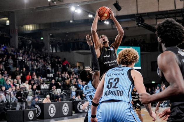 Germany easyCredit BBL, Main Round 2025 26, 19 Matchday Veolia Towers Hamburg vs Basketball Löwen Braunschweig Inselpark Arena Hamburg David NGuessan Basketball Löwen Braunschweig, 1 , Oluwasimisola Shittu Basketball Löwen Braunschweig, 45 , Osaro Jürgen Rich Veolia Towers Hamburg, 3 , Zacharie Perrin Veolia Towers Hamburg, 52 Copyright: xStefanxTrochax