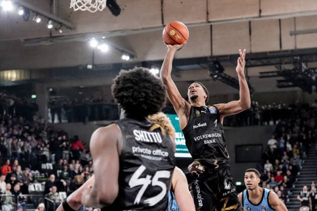Germany easyCredit BBL, Main Round 2025 26, 19 Matchday Veolia Towers Hamburg vs Basketball Löwen Braunschweig Inselpark Arena Hamburg David NGuessan Basketball Löwen Braunschweig, 1 , Oluwasimisola Shittu Basketball Löwen Braunschweig, 45 , Kenneth Ogbe Veolia Towers Hamburg, 25 Copyright: xStefanxTrochax
