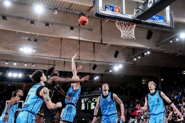 Germany easyCredit BBL, Main Round 2025 26, 19 Matchday Veolia Towers Hamburg vs Basketball Löwen Braunschweig Inselpark Arena Hamburg Jan Niklas Wimberg Veolia Towers Hamburg, 17 , Zsombor Maronka Veolia Towers Hamburg, 5 , Devon Daniels Veolia Towers Hamburg, 21 , Leonard Thorpe Jr Veolia Towers Hamburg, 2 , Oluwasimisola Shittu Basketball Löwen Braunschweig, 45 Copyright: xStefanxTrochax