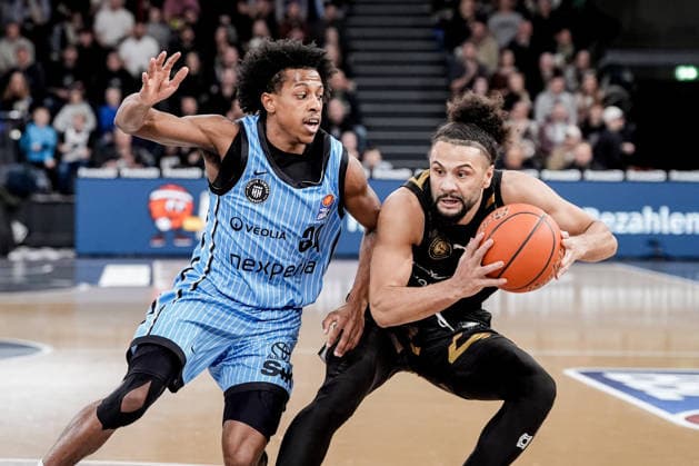 Germany easyCredit BBL, Main Round 2025 26, 19 Matchday Veolia Towers Hamburg vs Basketball Löwen Braunschweig Inselpark Arena Hamburg Ross Williams Veolia Towers Hamburg, 34 , Kaza Kajami Keane Basketball Löwen Braunschweig, 24 Copyright: xStefanxTrochax