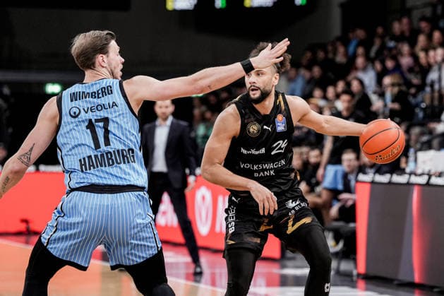 Germany easyCredit BBL, Main Round 2025 26, 19 Matchday Veolia Towers Hamburg vs Basketball Löwen Braunschweig Inselpark Arena Hamburg Jan Niklas Wimberg Veolia Towers Hamburg, 17 , Kaza Kajami Keane Basketball Löwen Braunschweig, 24 Copyright: xStefanxTrochax