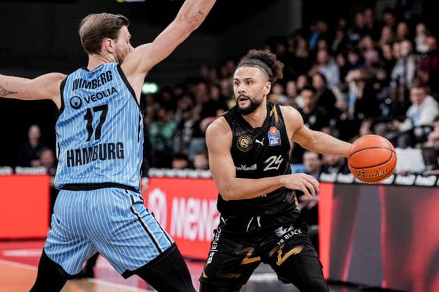 Germany easyCredit BBL, Main Round 2025 26, 19 Matchday Veolia Towers Hamburg vs Basketball Löwen Braunschweig Inselpark Arena Hamburg Jan Niklas Wimberg Veolia Towers Hamburg, 17 , Kaza Kajami Keane Basketball Löwen Braunschweig, 24 Copyright: xStefanxTrochax
