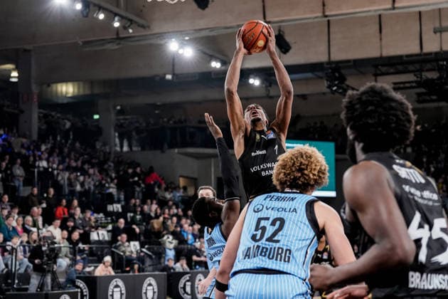 Germany easyCredit BBL, Main Round 2025 26, 19 Matchday Veolia Towers Hamburg vs Basketball Löwen Braunschweig Inselpark Arena Hamburg David NGuessan Basketball Löwen Braunschweig, 1 , Oluwasimisola Shittu Basketball Löwen Braunschweig, 45 , Osaro Jürgen Rich Veolia Towers Hamburg, 3 , Zacharie Perrin Veolia Towers Hamburg, 52 Copyright: xStefanxTrochax