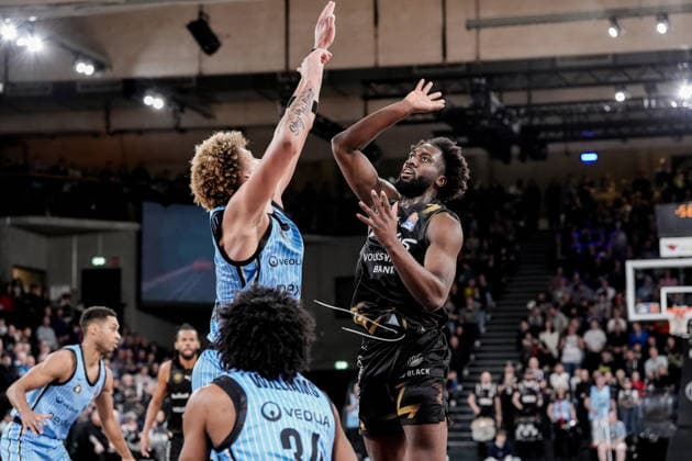 Germany easyCredit BBL, Main Round 2025 26, 19 Matchday Veolia Towers Hamburg vs Basketball Löwen Braunschweig Inselpark Arena Hamburg Oluwasimisola Shittu Basketball Löwen Braunschweig, 45 , Zacharie Perrin Veolia Towers Hamburg, 52 , Ross Williams Veolia Towers Hamburg, 34 , Kenneth Ogbe Veolia Towers Hamburg, 25 Copyright: xStefanxTrochax