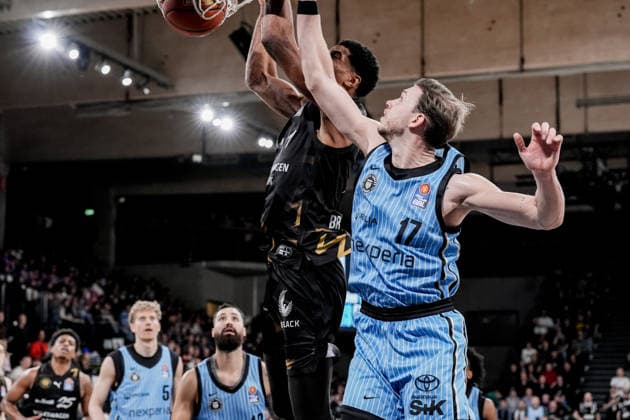 Germany easyCredit BBL, Main Round 2025 26, 19 Matchday Veolia Towers Hamburg vs Basketball Löwen Braunschweig Inselpark Arena Hamburg David NGuessan Basketball Löwen Braunschweig, 1 , Jan Niklas Wimberg Veolia Towers Hamburg, 17 , Martin Breunig Veolia Towers Hamburg, 13 Copyright: xStefanxTrochax