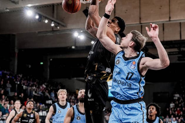 Germany easyCredit BBL, Main Round 2025 26, 19 Matchday Veolia Towers Hamburg vs Basketball Löwen Braunschweig Inselpark Arena Hamburg David NGuessan Basketball Löwen Braunschweig, 1 , Jan Niklas Wimberg Veolia Towers Hamburg, 17 Copyright: xStefanxTrochax