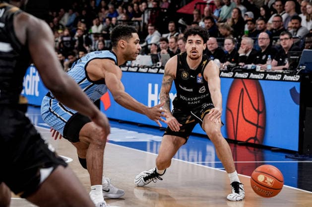 Germany easyCredit BBL, Main Round 2025 26, 19 Matchday Veolia Towers Hamburg vs Basketball Löwen Braunschweig Inselpark Arena Hamburg Joshua Obiesie Basketball Löwen Braunschweig, 8 , Kenneth Ogbe Veolia Towers Hamburg, 25 Copyright: xStefanxTrochax
