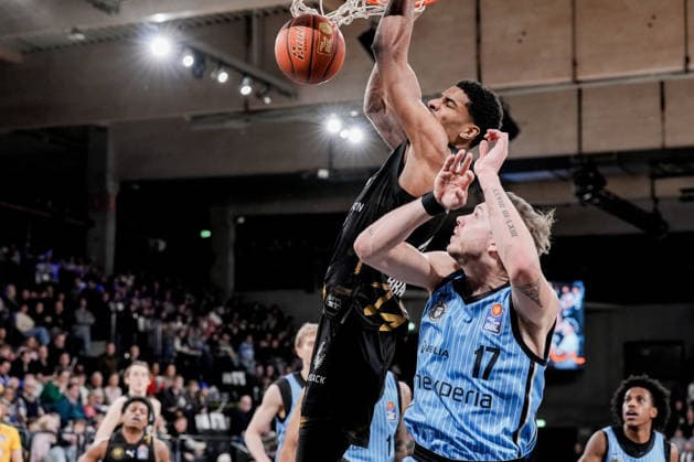 Germany easyCredit BBL, Main Round 2025 26, 19 Matchday Veolia Towers Hamburg vs Basketball Löwen Braunschweig Inselpark Arena Hamburg David NGuessan Basketball Löwen Braunschweig, 1 , Ross Williams Veolia Towers Hamburg, 34 Copyright: xStefanxTrochax