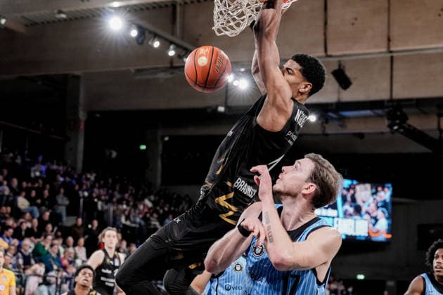 Germany easyCredit BBL, Main Round 2025 26, 19 Matchday Veolia Towers Hamburg vs Basketball Löwen Braunschweig Inselpark Arena Hamburg David NGuessan Basketball Löwen Braunschweig, 1 , Jan Niklas Wimberg Veolia Towers Hamburg, 17 , Ross Williams Veolia Towers Hamburg, 34 Copyright: xStefanxTrochax