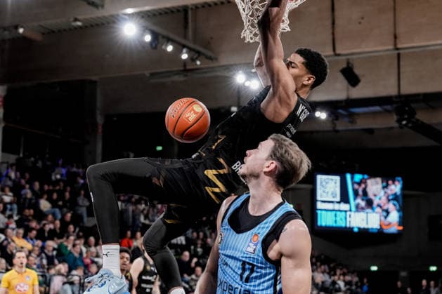 Germany easyCredit BBL, Main Round 2025 26, 19 Matchday Veolia Towers Hamburg vs Basketball Löwen Braunschweig Inselpark Arena Hamburg David NGuessan Basketball Löwen Braunschweig, 1 , Jan Niklas Wimberg Veolia Towers Hamburg, 17 Copyright: xStefanxTrochax