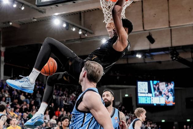 Germany easyCredit BBL, Main Round 2025 26, 19 Matchday Veolia Towers Hamburg vs Basketball Löwen Braunschweig Inselpark Arena Hamburg David NGuessan Basketball Löwen Braunschweig, 1 , Jan Niklas Wimberg Veolia Towers Hamburg, 17 , Martin Breunig Veolia Towers Hamburg, 13 Copyright: xStefanxTrochax