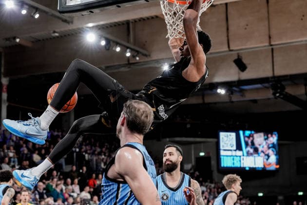 Germany easyCredit BBL, Main Round 2025 26, 19 Matchday Veolia Towers Hamburg vs Basketball Löwen Braunschweig Inselpark Arena Hamburg David NGuessan Basketball Löwen Braunschweig, 1 , Jan Niklas Wimberg Veolia Towers Hamburg, 17 , Martin Breunig Veolia Towers Hamburg, 13 Copyright: xStefanxTrochax
