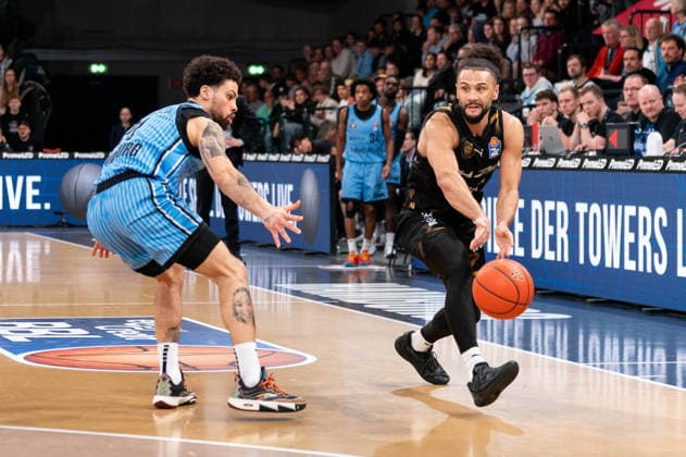 Kaza Kajami Keane Basketball Loewen Braunschweig, 24 Pass, Devon Daniels Veolia Towers Hamburg, 21 , GER, Veolia Towers Hamburg vs Basketball Loewen Braunschweig, Basketball, Bundesliga, Matchday 19, Season 2025 2026, 08 02 2026 GER, Veolia Towers Hamburg vs Basketball Loewen Braunschweig, Basketball, Bundesliga, Matchday 19, Season 2025 2026, 08 02 2026 Hamburg Copyright: xEibner-Pressefoto MaxxVincenx EP_MVN