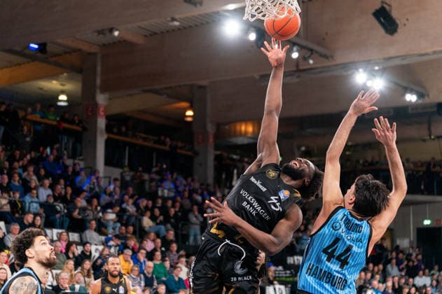 Oluwasimisola Shittu Basketball Loewen Braunschweig, 45 on throw, Benedikt Turudic Veolia Towers Hamburg, 44 , GER, Veolia Towers Hamburg vs Basketball Loewen Braunschweig, Basketball, Bundesliga, Matchday 19, Season 2025 2026, 08 02 2026 GER, Veolia Towers Hamburg vs Basketball Loewen Braunschweig, Basketball, Bundesliga, Matchday 19, Season 2025 2026, 08 02 2026 Hamburg Copyright: xEibner-Pressefoto MaxxVincenx EP_MVN