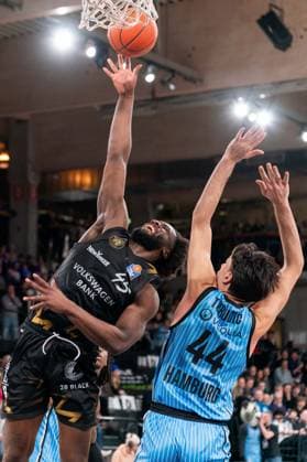 Oluwasimisola Shittu Basketball Loewen Braunschweig, 45 on throw, Benedikt Turudic Veolia Towers Hamburg, 44 , GER, Veolia Towers Hamburg vs Basketball Loewen Braunschweig, Basketball, Bundesliga, Matchday 19, Season 2025 2026, 08 02 2026 GER, Veolia Towers Hamburg vs Basketball Loewen Braunschweig, Basketball, Bundesliga, Matchday 19, Season 2025 2026, 08 02 2026 Hamburg Copyright: xEibner-Pressefoto MaxxVincenx EP_MVN