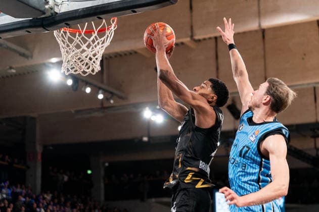 David NGuessan Basketball Loewen Braunschweig, 1 on dunk, Niklas Wimberg Veolia Towers Hamburg, 17 , GER, Veolia Towers Hamburg vs Basketball Loewen Braunschweig, Basketball, Bundesliga, Matchday 19, Season 2025 2026, 08 02 2026 GER, Veolia Towers Hamburg vs Basketball Loewen Braunschweig, Basketball, Bundesliga, Matchday 19, Season 2025 2026, 08 02 2026 Hamburg Copyright: xEibner-Pressefoto MaxxVincenx EP_MVN