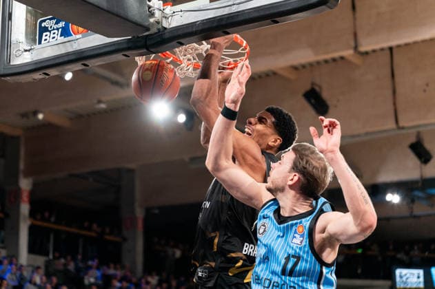 David NGuessan Basketball Loewen Braunschweig, 1 on dunk, Niklas Wimberg Veolia Towers Hamburg, 17 , GER, Veolia Towers Hamburg vs Basketball Loewen Braunschweig, Basketball, Bundesliga, Matchday 19, Season 2025 2026, 08 02 2026 GER, Veolia Towers Hamburg vs Basketball Loewen Braunschweig, Basketball, Bundesliga, Matchday 19, Season 2025 2026, 08 02 2026 Hamburg Copyright: xEibner-Pressefoto MaxxVincenx EP_MVN