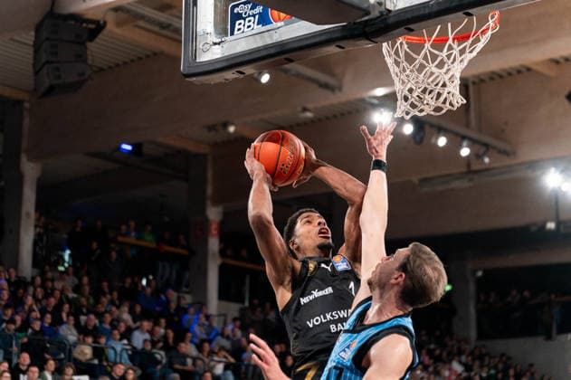 David NGuessan Basketball Loewen Braunschweig, 1 on lay-up, Niklas Wimberg Veolia Towers Hamburg, 17 , GER, Veolia Towers Hamburg vs Basketball Loewen Braunschweig, Basketball, Bundesliga, Matchday 19, Season 2025 2026, 08 02 2026 GER, Veolia Towers Hamburg vs Basketball Loewen Braunschweig, Basketball, Bundesliga, Matchday 19, Season 2025 2026, 08 02 2026 Hamburg Copyright: xEibner-Pressefoto MaxxVincenx EP_MVN