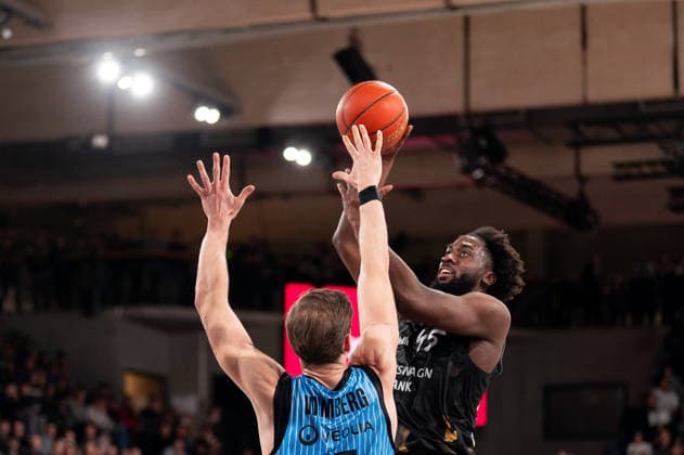 Oluwasimisola Shittu Basketball Loewen Braunschweig, 45 on throw, Niklas Wimberg Veolia Towers Hamburg, 17 , GER, Veolia Towers Hamburg vs Basketball Loewen Braunschweig, Basketball, Bundesliga, Matchday 19, Season 2025 2026, 08 02 2026 GER, Veolia Towers Hamburg vs Basketball Loewen Braunschweig, Basketball, Bundesliga, Matchday 19, Season 2025 2026, 08 02 2026 Hamburg Copyright: xEibner-Pressefoto MaxxVincenx EP_MVN