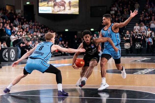 Grant Sherfield Basketball Loewen Braunschweig, 25 dribbling against Jared Grey Veolia Towers Hamburg, 08 , Kenneth Ogbe Veolia Towers Hamburg, 25 , GER, Veolia Towers Hamburg vs Basketball Loewen Braunschweig, Basketball, Bundesliga, Matchday 19, Season 2025 2026, 08 02 2026 GER, Veolia Towers Hamburg vs Basketball Loewen Braunschweig, Basketball, Bundesliga, Matchday 19, Season 2025 2026, 08 02 2026 Hamburg Copyright: xEibner-Pressefoto MaxxVincenx EP_MVN