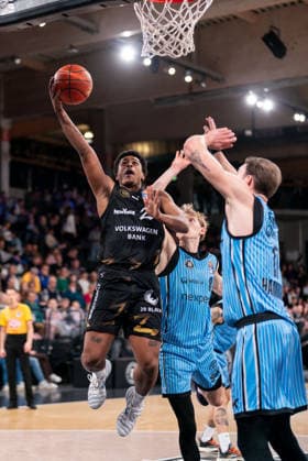 Grant Sherfield Basketball Loewen Braunschweig, 25 on a lay-up, Niklas Wimberg Veolia Towers Hamburg, 17 , Jared Grey Veolia Towers Hamburg, 08 , GER, Veolia Towers Hamburg vs Basketball Loewen Braunschweig, Basketball, Bundesliga, Matchday 19, Season 2025 2026, 08 02 2026 GER, Veolia Towers Hamburg vs Basketball Loewen Braunschweig, Basketball, Bundesliga, Matchday 19, Season 2025 2026, 08 02 2026 Hamburg Copyright: xEibner-Pressefoto MaxxVincenx EP_MVN