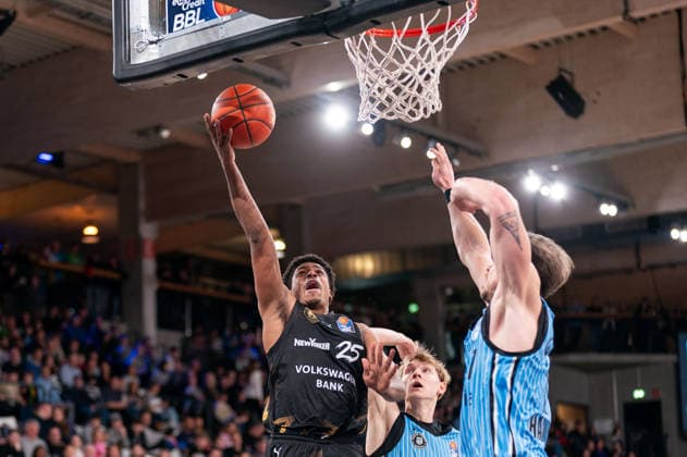 Grant Sherfield Basketball Loewen Braunschweig, 25 on a lay-up, Niklas Wimberg Veolia Towers Hamburg, 17 , Jared Grey Veolia Towers Hamburg, 08 , GER, Veolia Towers Hamburg vs Basketball Loewen Braunschweig, Basketball, Bundesliga, Matchday 19, Season 2025 2026, 08 02 2026 GER, Veolia Towers Hamburg vs Basketball Loewen Braunschweig, Basketball, Bundesliga, Matchday 19, Season 2025 2026, 08 02 2026 Hamburg Copyright: xEibner-Pressefoto MaxxVincenx EP_MVN
