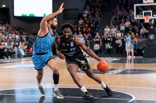 Oluwasimisola Shittu Basketball Loewen Braunschweig, 45 dribbling against Martin Breunig Veolia Towers Hamburg, 13 , GER, Veolia Towers Hamburg vs Basketball Loewen Braunschweig, Basketball, Bundesliga, Matchday 19, Season 2025 2026, 08 02 2026 GER, Veolia Towers Hamburg vs Basketball Loewen Braunschweig, Basketball, Bundesliga, Matchday 19, Season 2025 2026, 08 02 2026 Hamburg Copyright: xEibner-Pressefoto MaxxVincenx EP_MVN