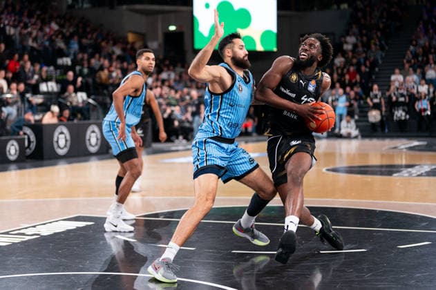 Oluwasimisola Shittu Basketball Loewen Braunschweig, 45 dribbling against Martin Breunig Veolia Towers Hamburg, 13 , GER, Veolia Towers Hamburg vs Basketball Loewen Braunschweig, Basketball, Bundesliga, Matchday 19, Season 2025 2026, 08 02 2026 GER, Veolia Towers Hamburg vs Basketball Loewen Braunschweig, Basketball, Bundesliga, Matchday 19, Season 2025 2026, 08 02 2026 Hamburg Copyright: xEibner-Pressefoto MaxxVincenx EP_MVN