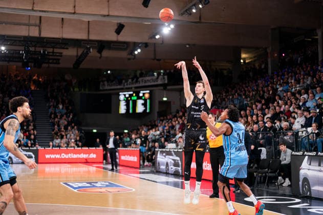 Luka Scuka Basketball Loewen Braunschweig, 5 on throw, Ross Williams Veolia Towers Hamburg, 34 , GER, Veolia Towers Hamburg vs Basketball Loewen Braunschweig, Basketball, Bundesliga, Matchday 19, Season 2025 2026, 08 02 2026 GER, Veolia Towers Hamburg vs Basketball Loewen Braunschweig, Basketball, Bundesliga, Matchday 19, Season 2025 2026, 08 02 2026 Hamburg Copyright: xEibner-Pressefoto MaxxVincenx EP_MVN