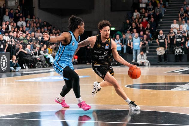 Joshua Obiesie Basketball Loewen Braunschweig, 8 dribbling against Leonard Thorpe Jr Veolia Towers Hamburg, 02 , GER, Veolia Towers Hamburg vs Basketball Loewen Braunschweig, Basketball, Bundesliga, Matchday 19, Season 2025 2026, 08 02 2026 GER, Veolia Towers Hamburg vs Basketball Loewen Braunschweig, Basketball, Bundesliga, Matchday 19, Season 2025 2026, 08 02 2026 Hamburg Copyright: xEibner-Pressefoto MaxxVincenx EP_MVN
