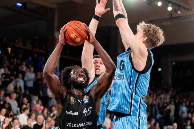 Oluwasimisola Shittu Basketball Loewen Braunschweig, 45 in duel, fight for the ball with Niklas Wimberg Veolia Towers Hamburg, 17 , Zsombor Maronka Veolia Towers Hamburg, 05 , GER, Veolia Towers Hamburg vs Basketball Loewen Braunschweig, Basketball, Bundesliga, Matchday 19, Season 2025 2026, 08 02 2026 GER, Veolia Towers Hamburg vs Basketball Loewen Braunschweig, Basketball, Bundesliga, Matchday 19, Season 2025 2026, 08 02 2026 Hamburg Copyright: xEibner-Pressefoto MaxxVincenx EP_MVN