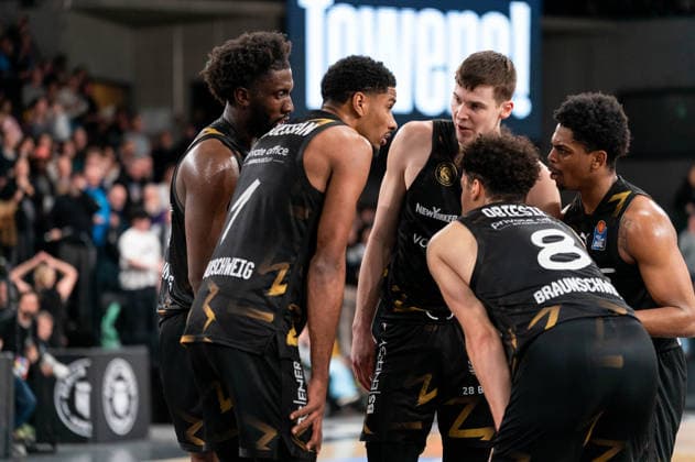 Braunschweig at the huddle, Oluwasimisola Shittu Basketball Loewen Braunschweig, 45 , David NGuessan Basketball Loewen Braunschweig, 1 , Luka Scuka Basketball Loewen Braunschweig, 5 , Joshua Obiesie Basketball Loewen Braunschweig, 8 , Grant Sherfield Basketball Loewen Braunschweig, 25 , GER, Veolia Towers Hamburg vs Basketball Loewen Braunschweig, Basketball, Bundesliga, Matchday 19, Season 2025 2026, 08 02 2026 GER, Veolia Towers Hamburg vs Basketball Loewen Braunschweig, Basketball, Bundesliga, Matchday 19, Season 2025 2026, 08 02 2026 Hamburg Copyright: xEibner-Pressefoto MaxxVincenx EP_MVN