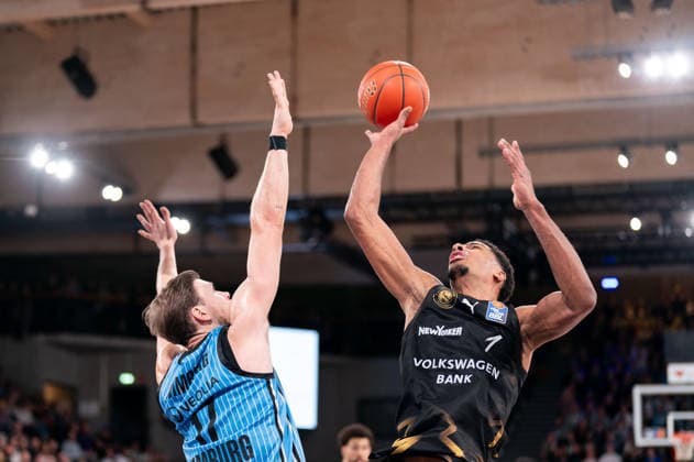 David NGuessan Basketball Loewen Braunschweig, 1 on throw, Niklas Wimberg Veolia Towers Hamburg, 17 , GER, Veolia Towers Hamburg vs Basketball Loewen Braunschweig, Basketball, Bundesliga, Matchday 19, Season 2025 2026, 08 02 2026 GER, Veolia Towers Hamburg vs Basketball Loewen Braunschweig, Basketball, Bundesliga, Matchday 19, Season 2025 2026, 08 02 2026 Hamburg Copyright: xEibner-Pressefoto MaxxVincenx EP_MVN