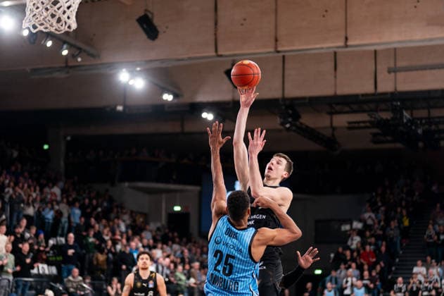 Luka Scuka Basketball Loewen Braunschweig, 5 on throw, Kenneth Ogbe Veolia Towers Hamburg, 25 , GER, Veolia Towers Hamburg vs Basketball Loewen Braunschweig, Basketball, Bundesliga, Matchday 19, Season 2025 2026, 08 02 2026 GER, Veolia Towers Hamburg vs Basketball Loewen Braunschweig, Basketball, Bundesliga, Matchday 19, Season 2025 2026, 08 02 2026 Hamburg Copyright: xEibner-Pressefoto MaxxVincenx EP_MVN
