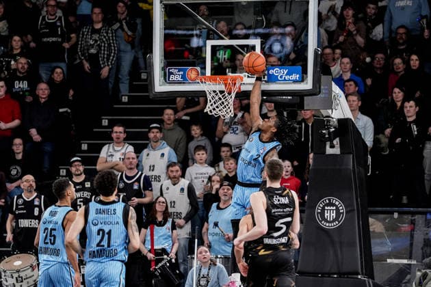 Germany easyCredit BBL, Main Round 2025 26, 19 Matchday Veolia Towers Hamburg vs Basketball Löwen Braunschweig Inselpark Arena Hamburg Leonard Thorpe Jr Veolia Towers Hamburg, 2 , Devon Daniels Veolia Towers Hamburg, 21 , Kenneth Ogbe Veolia Towers Hamburg, 25 , Luka Scuka Basketball Löwen Braunschweig, 5 Copyright: xStefanxTrochax