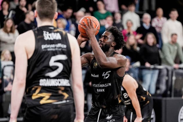 Germany easyCredit BBL, Main Round 2025 26, 19 Matchday Veolia Towers Hamburg vs Basketball Lions Braunschweig Inselpark Arena Hamburg Oluwasimisola Shittu Basketball Lions Braunschweig, 45 , Luka Scuka Basketball Lions Braunschweig, 5 , Joshua Obiesie Basketball Lions Braunschweig, 8 Copyright: xStefanxTrochax