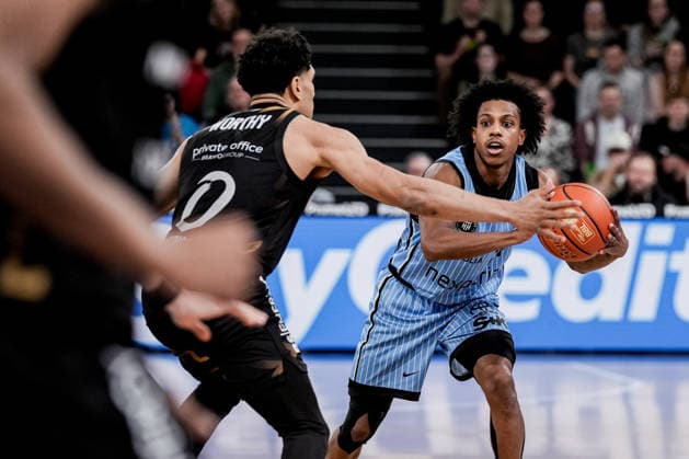 Germany easyCredit BBL, Main Round 2025 26, 19 Matchday Veolia Towers Hamburg vs Basketball Löwen Braunschweig Inselpark Arena Hamburg Ross Williams Veolia Towers Hamburg, 34 , Adrian Worthy Basketball Löwen Braunschweig, 0 Copyright: xStefanxTrochax