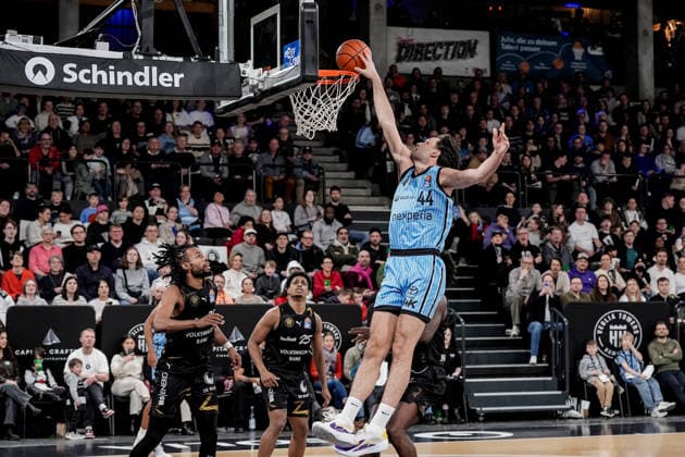 Germany easyCredit BBL, Main Round 2025 26, 19 Matchday Veolia Towers Hamburg vs Basketball Löwen Braunschweig Inselpark Arena Hamburg Dunk Benedikt TurudiÄ‡ Veolia Towers Hamburg, 44 , Grant Sherfield Basketball Löwen Braunschweig, 25 , Chip Flanigan Basketball Löwen Braunschweig, 30 Copyright: xStefanxTrochax