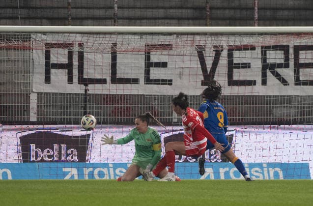 Soccer, Women, Season 2025 2026, Google Pixel Women Bundesliga 17 Matchday , 1 FC Union Berlin FC Carl Zeiss Jena, v l Misunderstanding Goalkeeper Cara Bösl 1 Women 1 FC Union , Amber Tysiak 1 Women 1 FC Union in front of the goal to 1 2 by Olivia Alcaide FC Carl Zeiss Jena , 08 02 2026, Copyright: xMatthiasxKochx