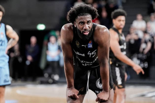 Germany easyCredit BBL, Main Round 2025 26, 19 Matchday Veolia Towers Hamburg vs Basketball Löwen Braunschweig Inselpark Arena Hamburg Oluwasimisola Shittu Basketball Löwen Braunschweig, 45 , Devon Daniels Veolia Towers Hamburg, 21 , Copyright: xStefanxTrochax