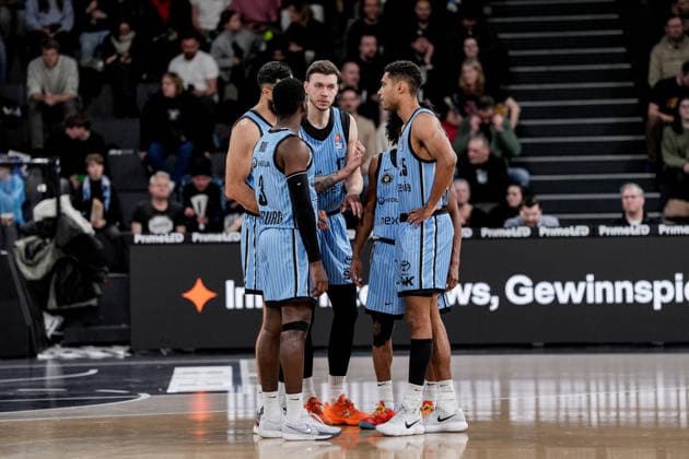 Germany easyCredit BBL, Main Round 2025 26, 19 Matchday Veolia Towers Hamburg vs Basketball Löwen Braunschweig Inselpark Arena Hamburg Jan Niklas Wimberg Veolia Towers Hamburg, 17 , Ross Williams Veolia Towers Hamburg, 34 , Osaro Jürgen Rich Veolia Towers Hamburg, 3 , Kenneth Ogbe Veolia Towers Hamburg, 25 , Martin Breunig Veolia Towers Hamburg, 13 Copyright: xStefanxTrochax
