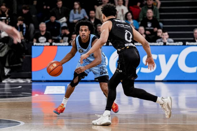 Germany easyCredit BBL, Main Round 2025 26, 19 Matchday Veolia Towers Hamburg vs Basketball Löwen Braunschweig Inselpark Arena Hamburg Ross Williams Veolia Towers Hamburg, 34 , Adrian Worthy Basketball Löwen Braunschweig, 0 Copyright: xStefanxTrochax