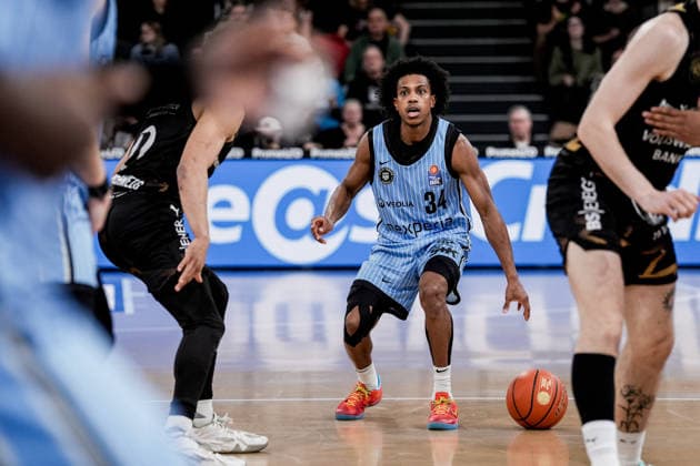 Germany easyCredit BBL, Main Round 2025 26, 19 Matchday Veolia Towers Hamburg vs Basketball Löwen Braunschweig Inselpark Arena Hamburg Ross Williams Veolia Towers Hamburg, 34 , Adrian Worthy Basketball Löwen Braunschweig, 0 Copyright: xStefanxTrochax