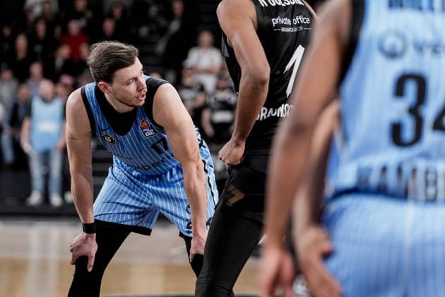 Germany easyCredit BBL, Main Round 2025 26, 19 Matchday Veolia Towers Hamburg vs Basketball Löwen Braunschweig Inselpark Arena Hamburg 17 , David NGuessan Basketball Löwen Braunschweig, 1 , Ross Williams Veolia Towers Hamburg, 34 Copyright: xStefanxTrochax