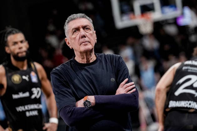 Germany easyCredit BBL, Main Round 2025 26, 19 Matchday Veolia Towers Hamburg vs Basketball Löwen Braunschweig Inselpark Arena Hamburg Konstantinos Papazoglou Basketball Löwen Braunschweig, Head Coach , Chip Flanigan Basketball Löwen Braunschweig, 30 , Kaza Kajami Keane Basketball Löwen Braunschweig, 24 Copyright: xStefanxTrochax