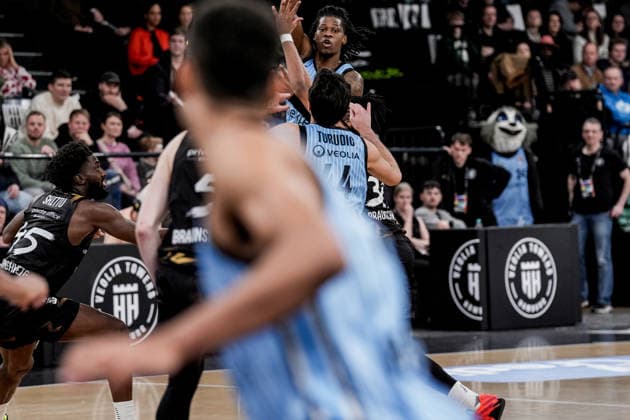 Germany easyCredit BBL, Main Round 2025 26, 19 Matchday Veolia Towers Hamburg vs Basketball Löwen Braunschweig Inselpark Arena Hamburg Leonard Thorpe Jr Veolia Towers Hamburg, 2 , Benedikt TurudiÄ‡ Veolia Towers Hamburg, 44 , Oluwasimisola Shittu Basketball Löwen Braunschweig, 45 , Luka Scuka Basketball Löwen Braunschweig, 5 Copyright: xStefanxTrochax