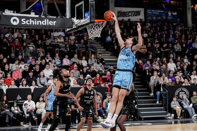 Germany easyCredit BBL, Main Round 2025 26, 19 Matchday Veolia Towers Hamburg vs Basketball Löwen Braunschweig Inselpark Arena Hamburg Dunk Benedikt TurudiÄ‡ Veolia Towers Hamburg, 44 , Grant Sherfield Basketball Löwen Braunschweig, 25 , Chip Flanigan Basketball Löwen Braunschweig, 30 , Kenneth Ogbe Veolia Towers Hamburg, 25 Copyright: xStefanxTrochax