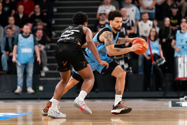 Devon Daniels Veolia Towers Hamburg, 21 dribbling against Grant Sherfield Basketball Loewen Braunschweig, 25 , GER, Veolia Towers Hamburg vs Basketball Loewen Braunschweig, Basketball, Bundesliga, Matchday 19, Season 2025 2026, 08 02 2026 GER, Veolia Towers Hamburg vs Basketball Loewen Braunschweig, Basketball, Bundesliga, Matchday 19, Season 2025 2026, 08 02 2026 Hamburg Copyright: xEibner-Pressefoto MaxxVincenx EP_MVN