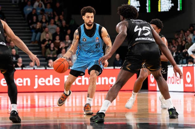 Devon Daniels Veolia Towers Hamburg, 21 dribbling against Oluwasimisola Shittu Basketball Loewen Braunschweig, 45 , GER, Veolia Towers Hamburg vs Basketball Loewen Braunschweig, Basketball, Bundesliga, Matchday 19, Season 2025 2026, 08 02 2026 GER, Veolia Towers Hamburg vs Basketball Loewen Braunschweig, Basketball, Bundesliga, Matchday 19, Season 2025 2026, 08 02 2026 Hamburg Copyright: xEibner-Pressefoto MaxxVincenx EP_MVN